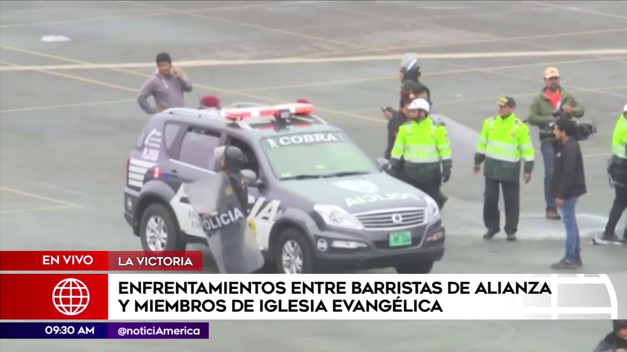 Enfrentamiento entre barristas y evangélicos por explanada del estadio de Alianza Lima
