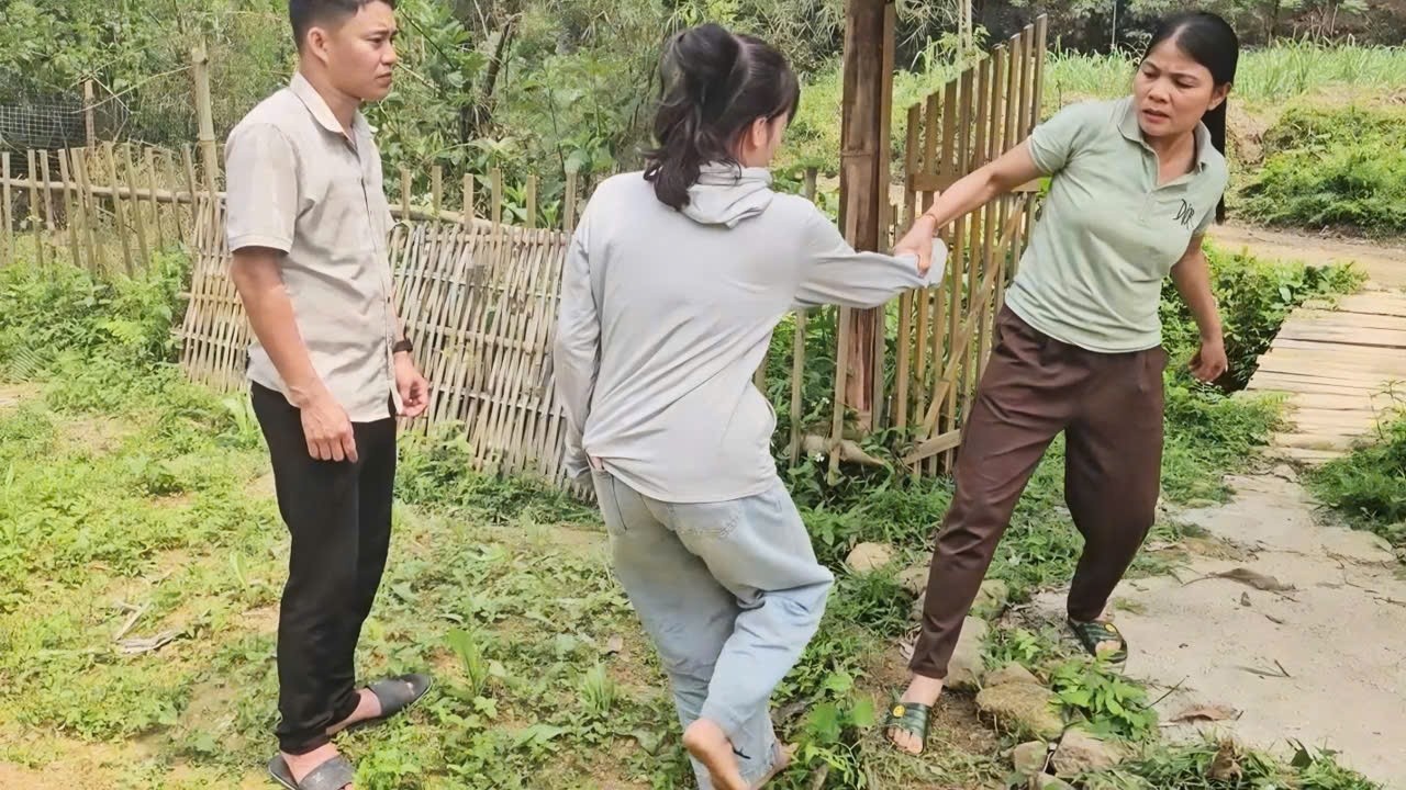 Hang's mother went looking for her daughter and found her with Nam, which led to trouble.