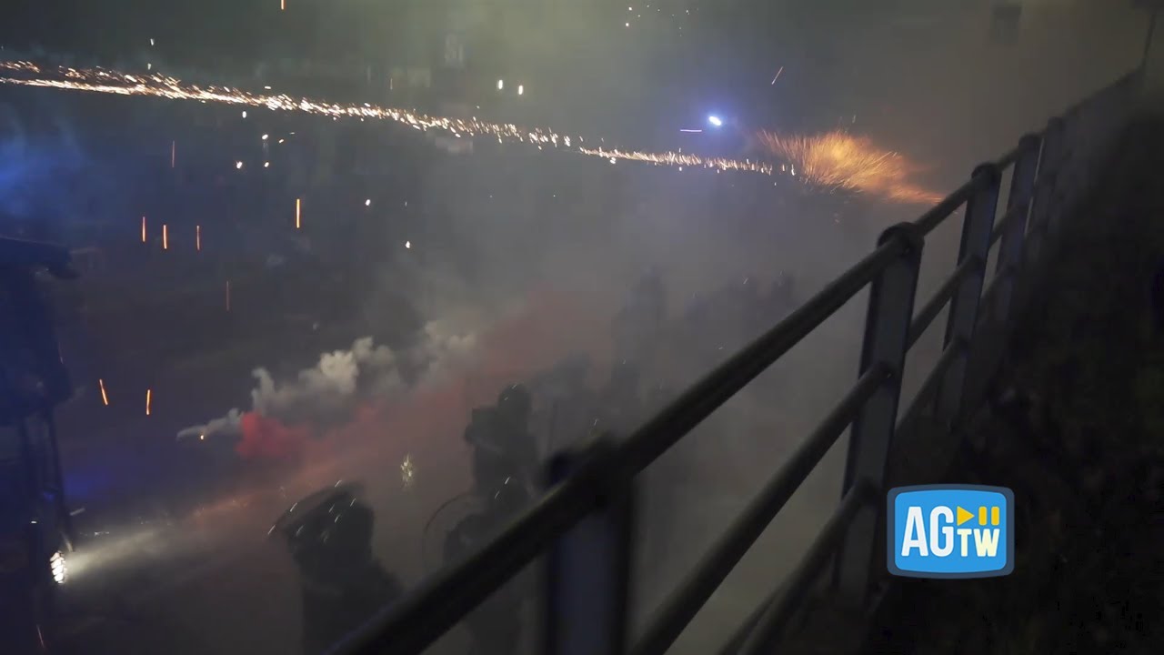 Protesta contro Milano-Cortina, battaglia tra manifestanti e polizia: fuochi d’artificio contro id