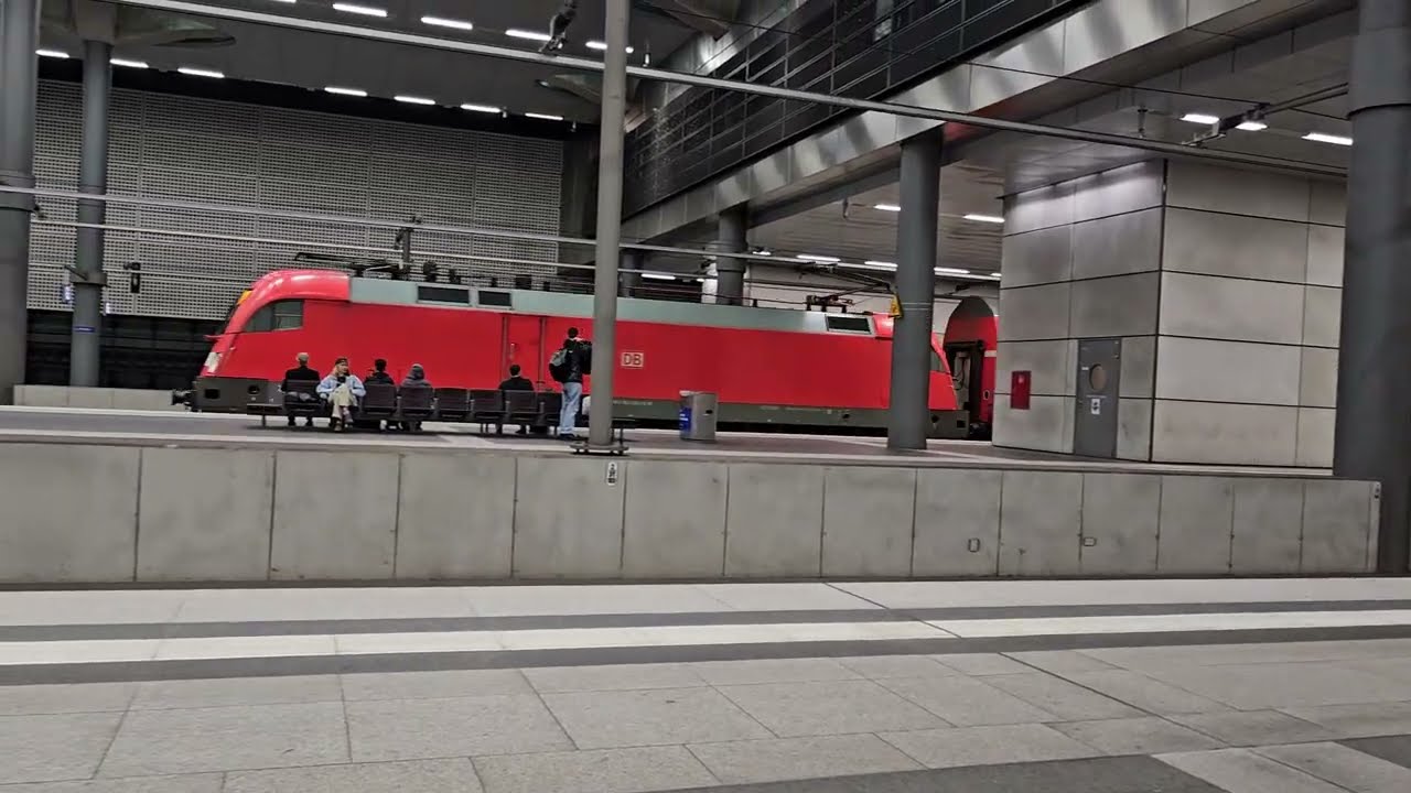DB Class 182 - 182010 arriving Berlin Hauptbahnhof Station on 12/09/25