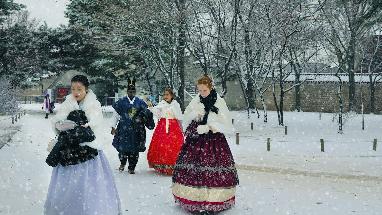 폭설 내린 경복궁, 눈을 처음보는 외국인들의 반응 , 설경과 한복의 조화, 서울 폭설 후 고궁 풍경. 서울트래블워커.