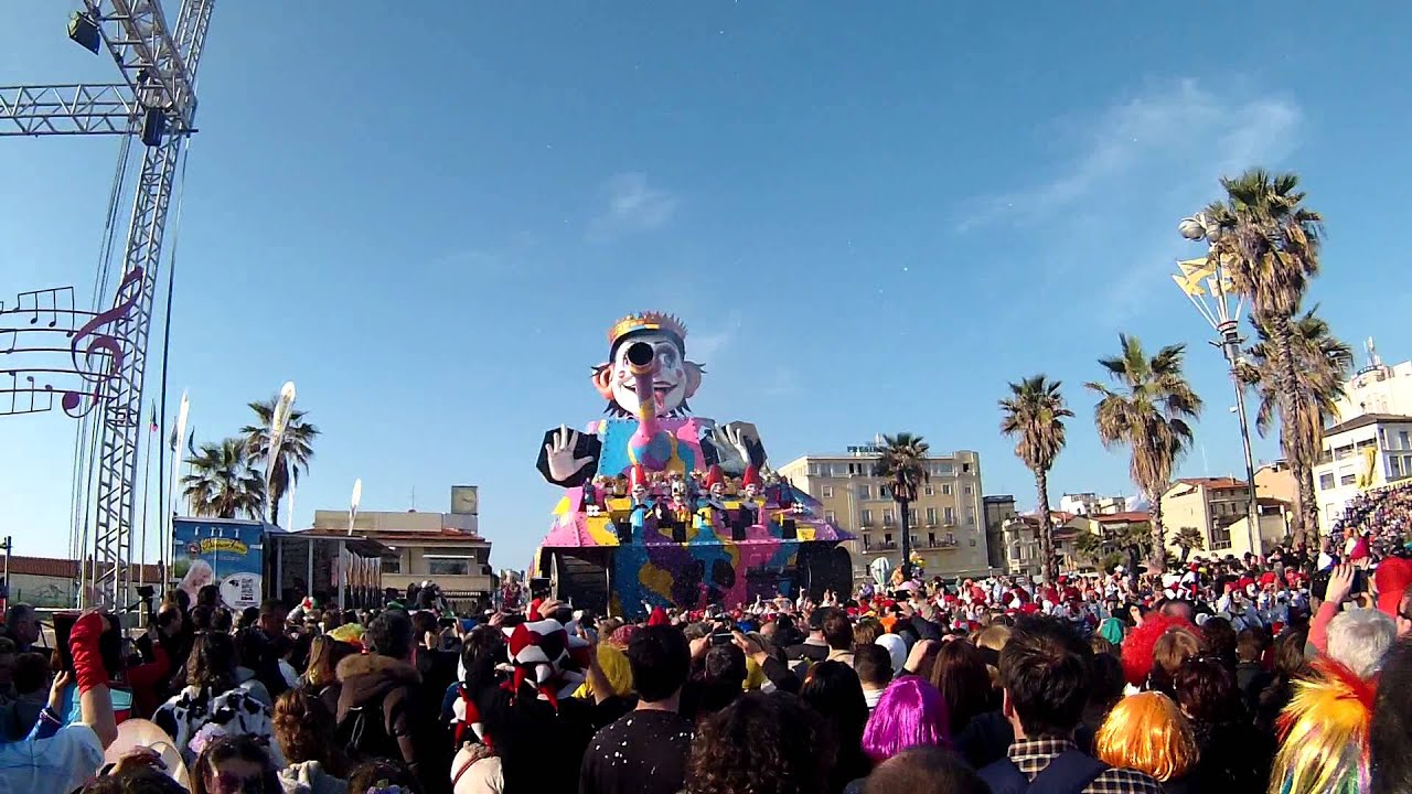 Carnevale Viareggio 2014 - Un carro... armato di allegria (Breschi Massimo)