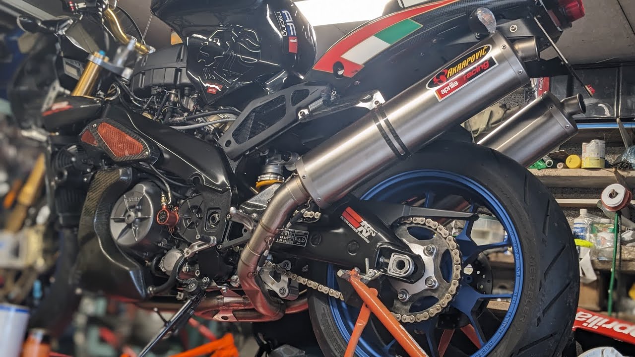 Aprilia Tuono, установлена ​​система Akropovic Evo.