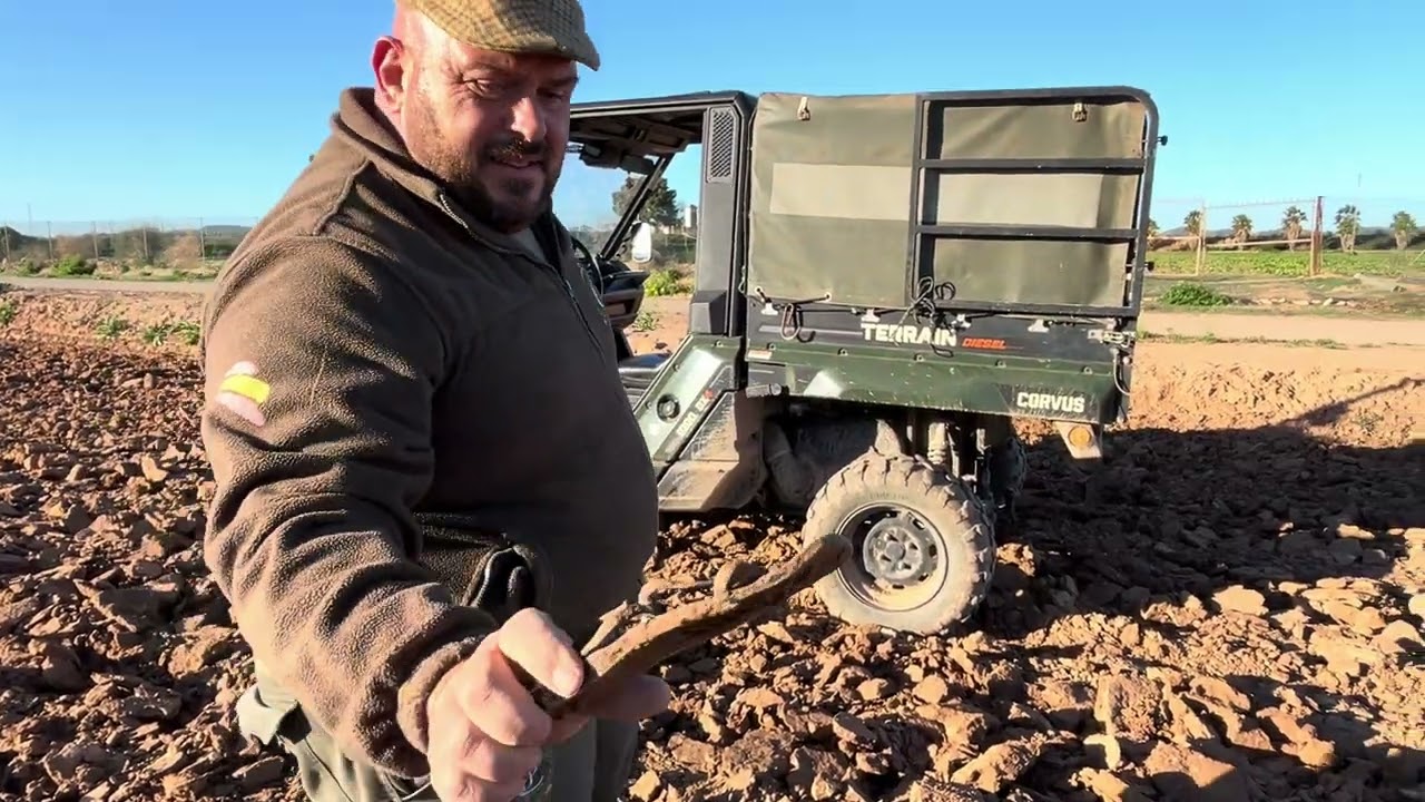 Camperos que paséis un Feliz Jueves.A ver si El Pencho consiguiera ya!!Quitar las piedras a la pista