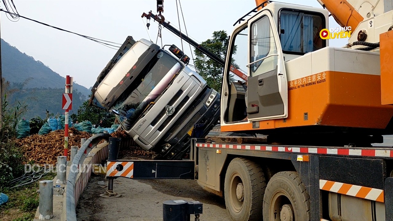 Xe Cần cẩu đến cứu hộ xe Ôtô tải thùng 6 chân chở sắn củ xuống dốc lật nghiêng