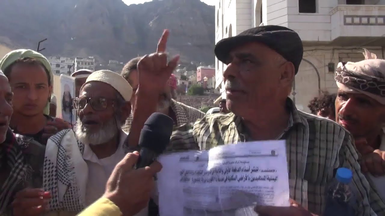 وقفة احتجاجية لأُسر شهداء الحرب للمطالبة بإطلاق سراح رئيس الجمعية في عدن