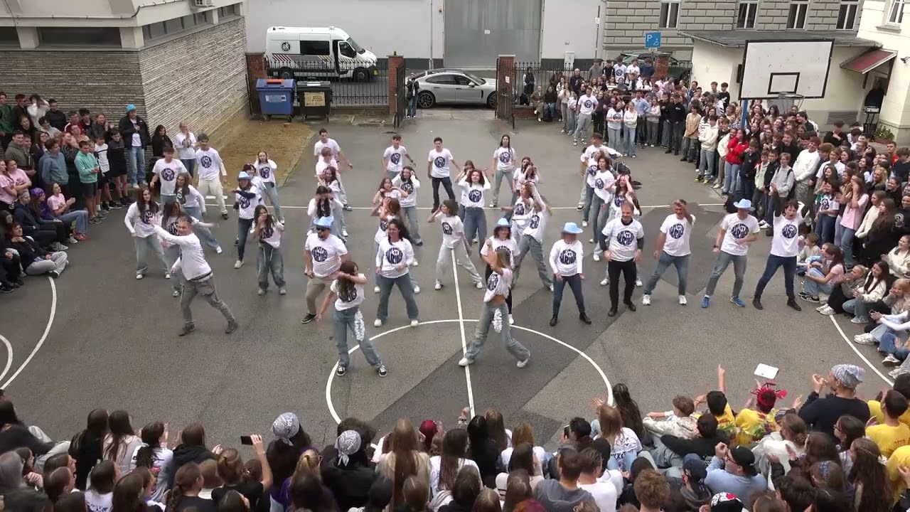 Révai Gimnázium - 11B Bucketlist bevonuló 2025