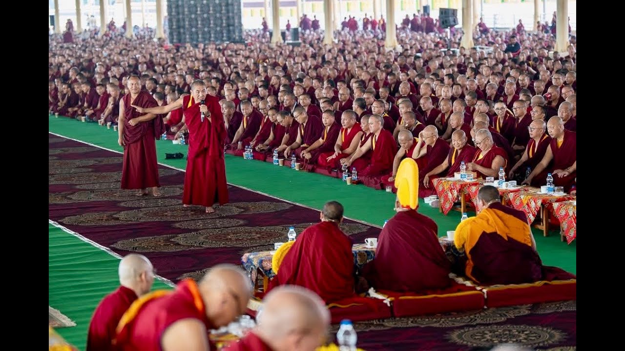 མཁས་མང་བློ་གསལ་གླིང་དུ་༧ གོང་ས་མཆོག་གི་མདུན་སར་མཚན་ཕུད་དམ་བཅའ་ཆེན་མོ། དགེ་བཤེས་ཟླ་བ་ཚེ་རིང་སོགས།
