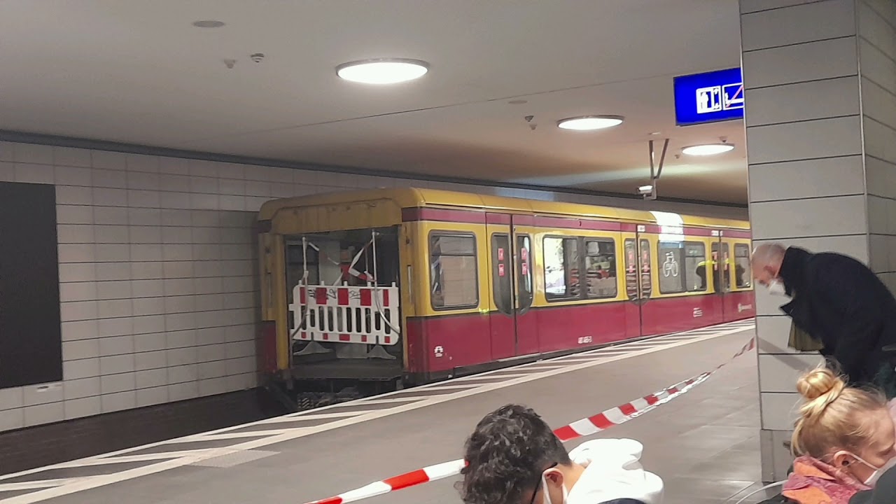 S-Bahn Berlin: Der entgleiste S2 Zug in Friedrichstra&szlig;e am 17.12.2021 BR 481/482