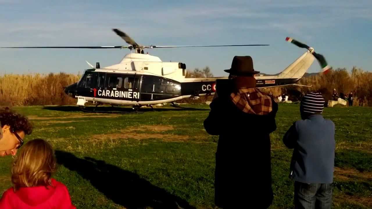 ELICOTTERO DEI CARABINIERI AL DECOLLO DAL PARCO PUBBLICO.mp4