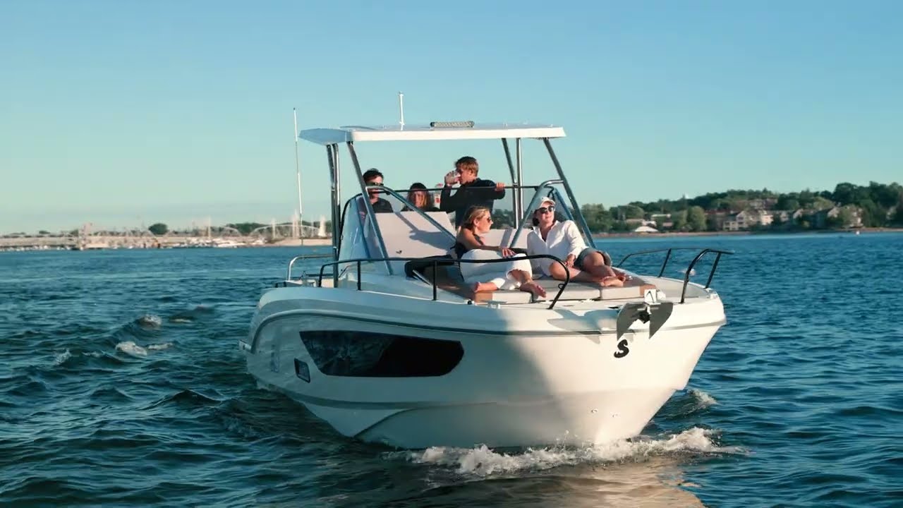 Обзор палубы BENETEAU Flyer 9 SUNdeck: оптимизировано для семейного отдыха.