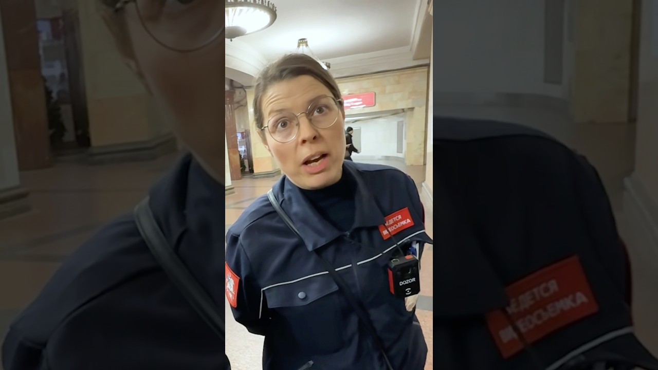 🤯 НЕАДЕКВАТНЫЙ КОНТРОЛЕР КИДАЕТСЯ НА ПАССАЖИРОВ В МЕТРО И УГРОЖАЕТ ПОЛИЦИЕЙ #shorts #контролер