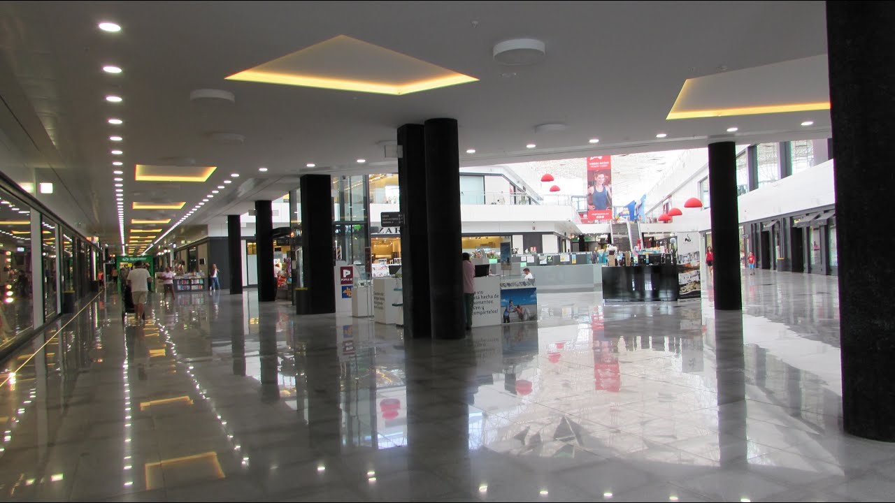 GRANADA | GENIL | Interior del Centro Comercial Serrallo Plaza 1/3