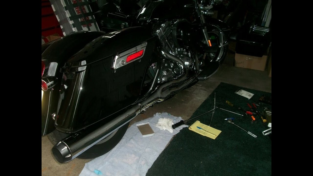 Harley Switchback / FLD 2012-16 Bassani Road Rage II installation