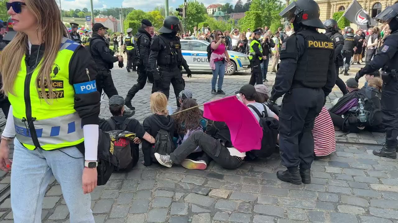 STOVKY AKTIVISTŮ ZABLOKOVALY OHLÁŠENÝ POCHOD V CENTRU PRAHY