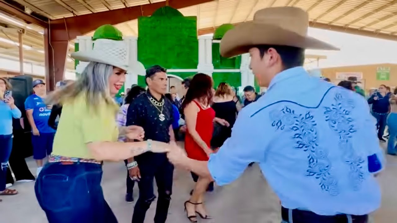 Disfrutando del baile en la pulga de Álamo Texas RGV 