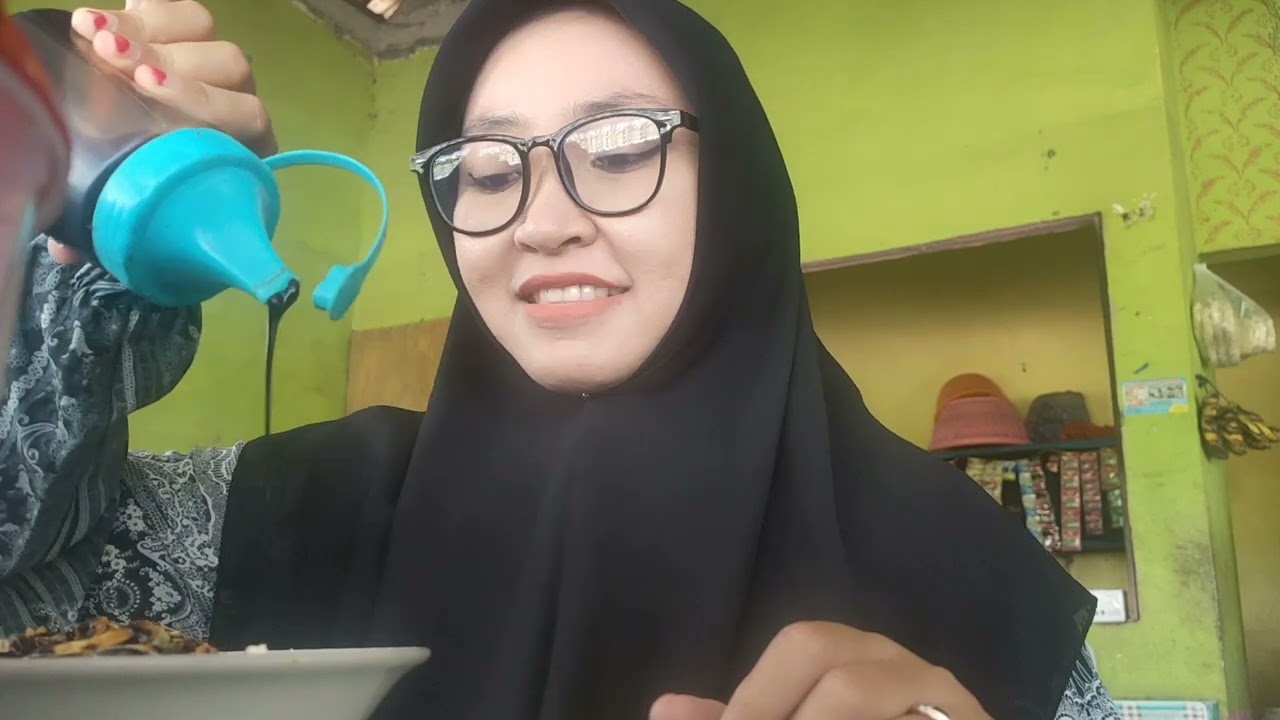 Makan di Warung Soto  Mak Tik