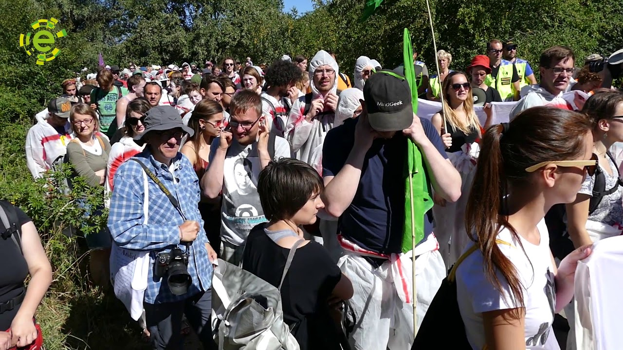 Limity jsme my: Protestn&iacute; pochod aktivistů k uheln&eacute;mu lomu B&iacute;lina
