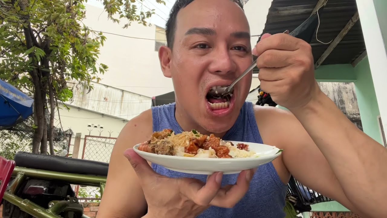 Minh Dũng làm tốp mỡ bán cho khách ,sẵn còn dư lấy ăn chung với cơm tấm bì luôn
