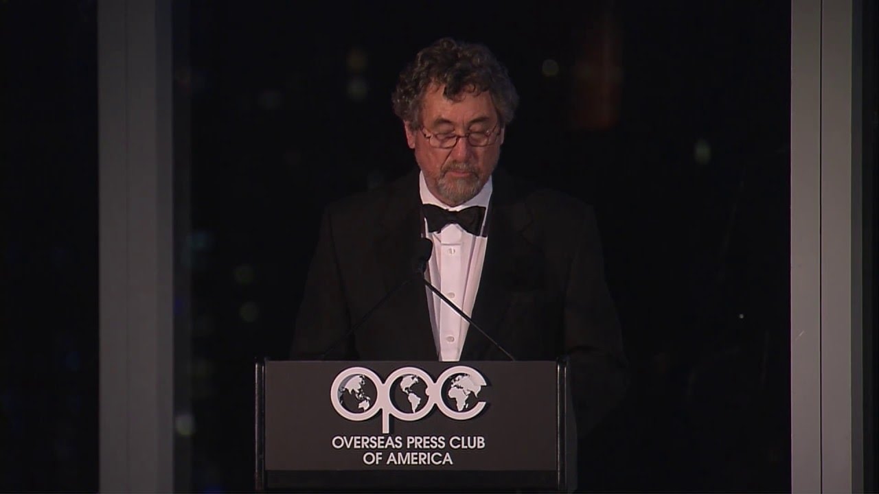 Marcus Mabry Presents the OPC President&rsquo;s Award to David Fanning