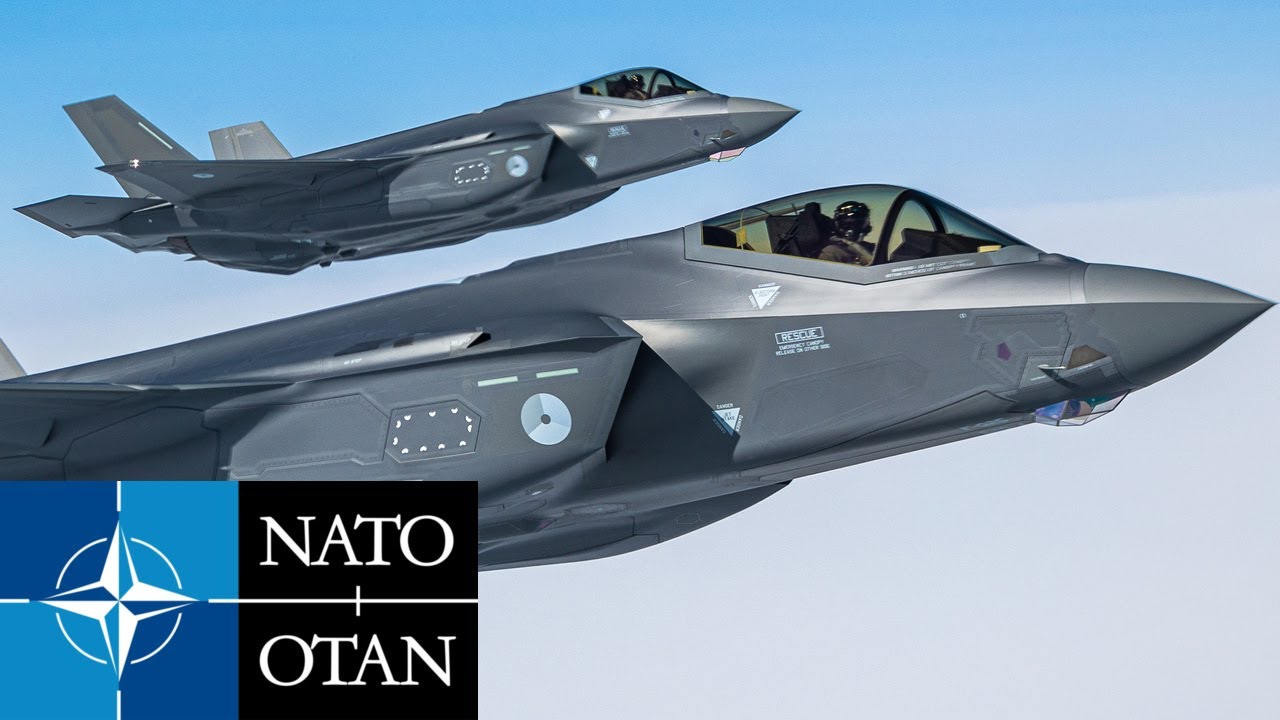НАТО. F-35A Lightning II проводят дозаправку в воздухе во время учений в Арктике.