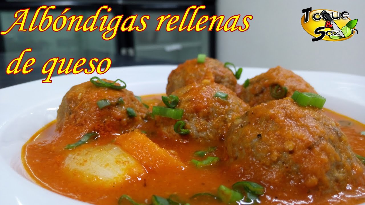 Albóndigas rellenas de queso en salsa de tomate 
