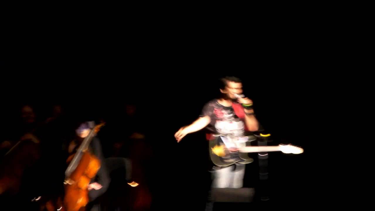 Video Games Live 2010 - Vancouver -Tommy Tallarico Hums Super Mario Bros with The Crowd
