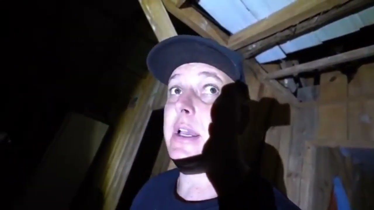 Recaps do canal Chamos ,Fomos na casa da mulher de preto  e fizemos um Spirit box e foi assustador 