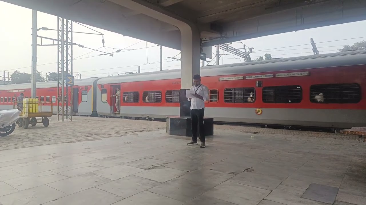 12755 Kakinada Port Bhavnagar Terminus SF Exp departing from Secunderabad Jn #bhavnagar 
