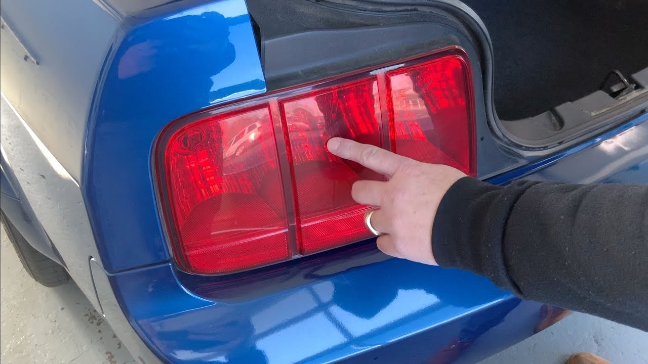 Как заменить лампу заднего фонаря Ford Mustang 2005–2009 годов
