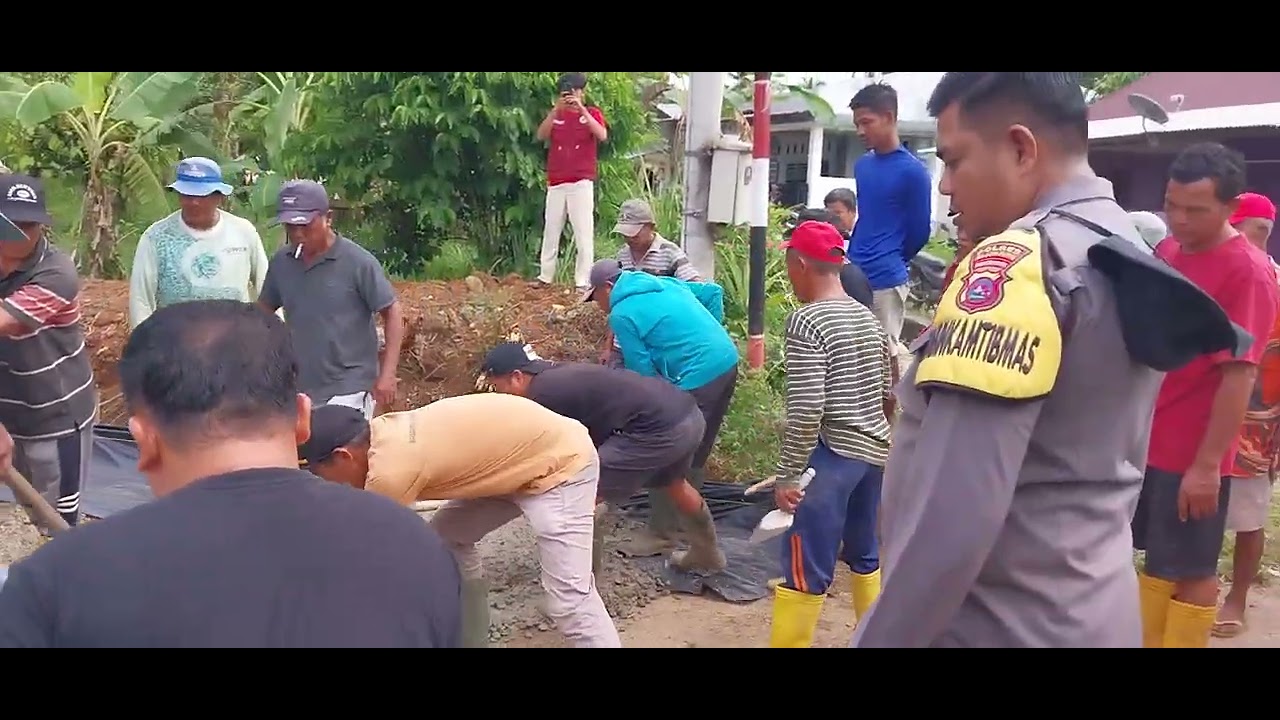 GOTONG ROYONG DI JALAN KABUPATEN DANA SWADAYA MASYARAKAT