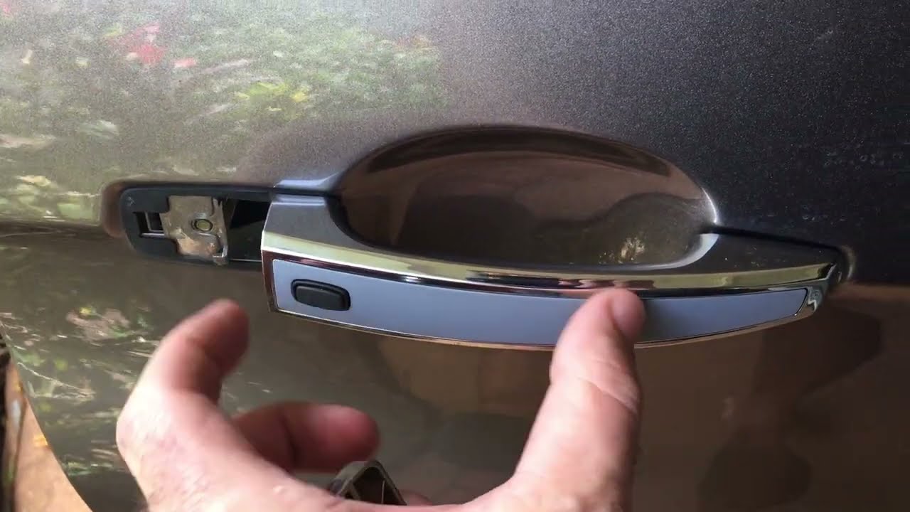 Holden Captive rear door handle change 2015 model. Can change the color trim bit. See comments how