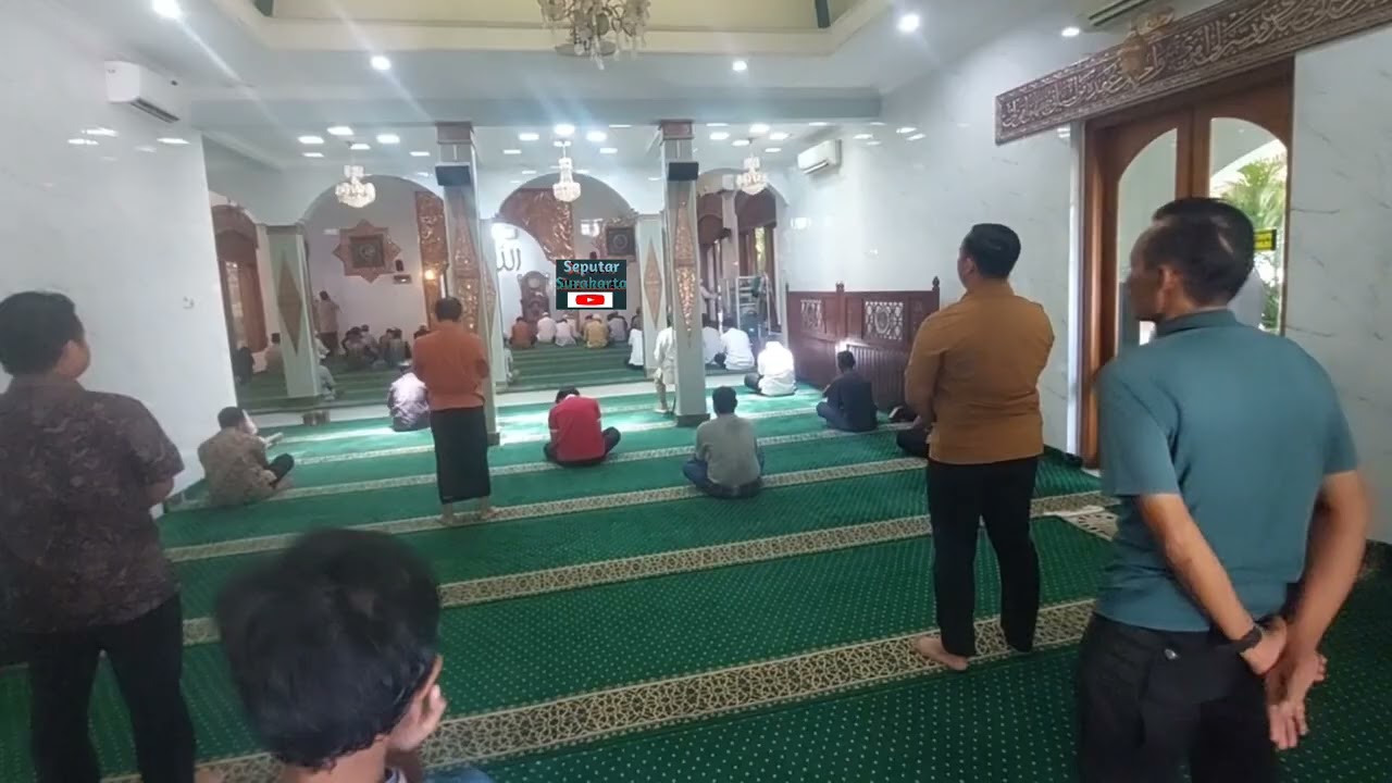 Jokowi Jumatan Masjid Kampung, Keluar Masjid Tiba2 Dihadang Orang Tak Dikenal Bikin Paspampres Panik