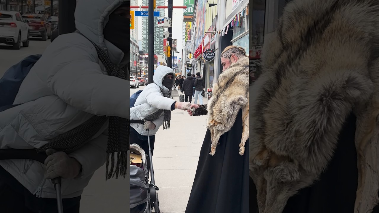 Ragnar Lothbrok Walking in Public #reactionvideo #fashion #ragnarlothbrok #costume #reaction #public