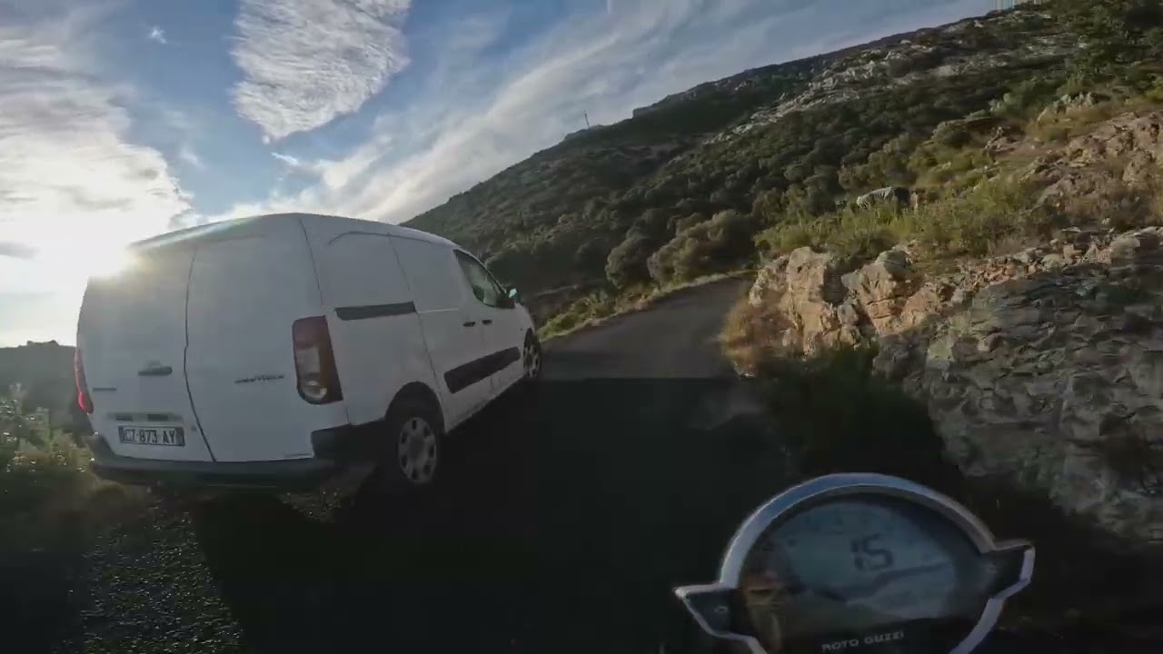 moto-guzzi V9 bobber sur les routes du sud