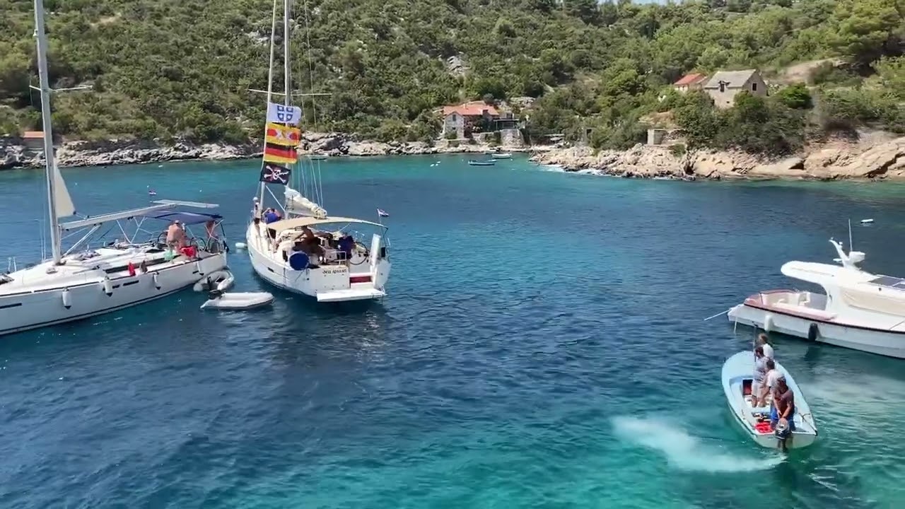 Motor yacht tearing up mooring lines