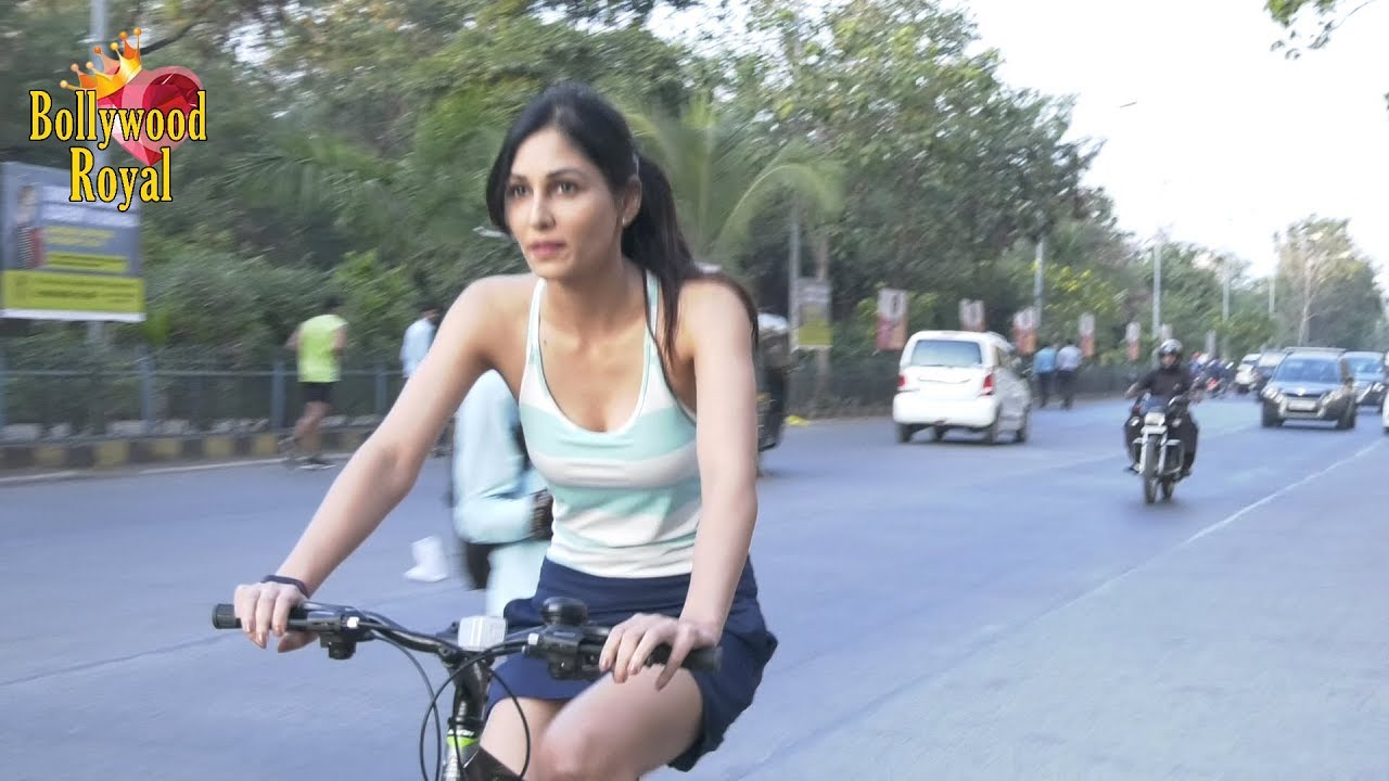 EXCLUSIVE ‘Aiyaary’ Actress Pooja Chopra Rides A Bicycle At Joggers Park