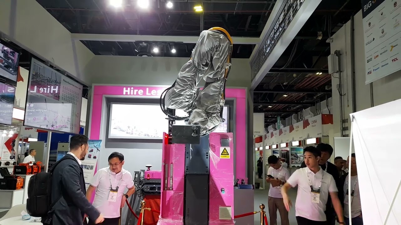 روبوت يقوم بوضع الأسمنت على الجدران وتنعيمها ثم صبغها بالألوان تابعوني شيروا الفيديو شكرا لكم احبائي