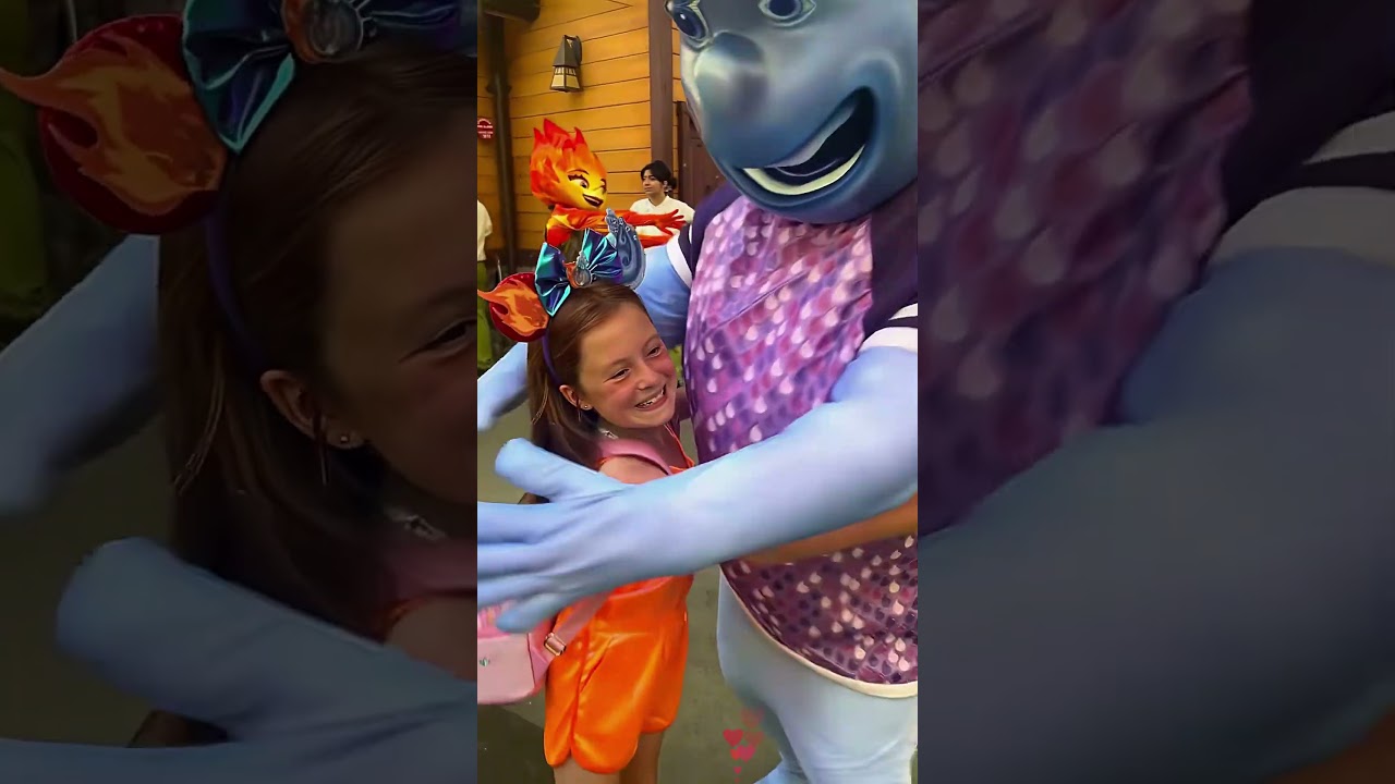 Children meet their favorite characters at Disney ❤️❤️#disney #disneyland #funny #baby #youtube