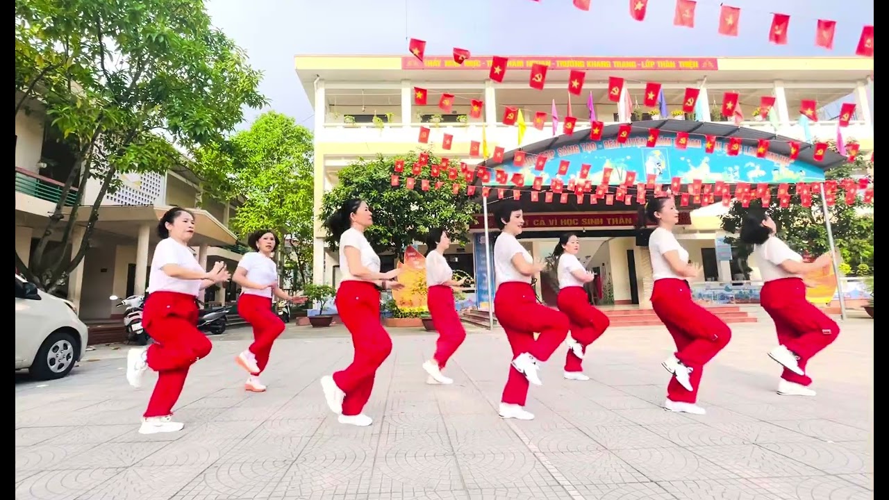 Hoa của tôi.  Nhóm chào mặt trời kỷ niệm ngày. CM T10 Nga 