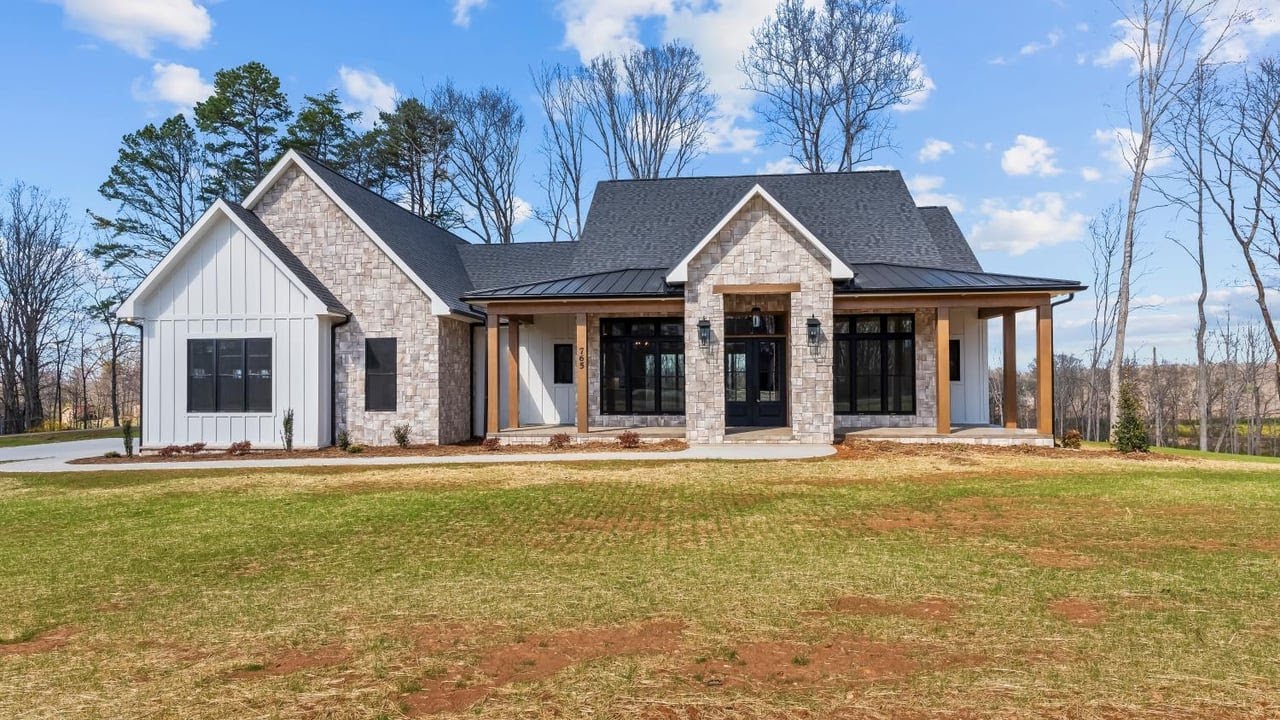 765 Golf Course Rd, Pilot Mountain, NC