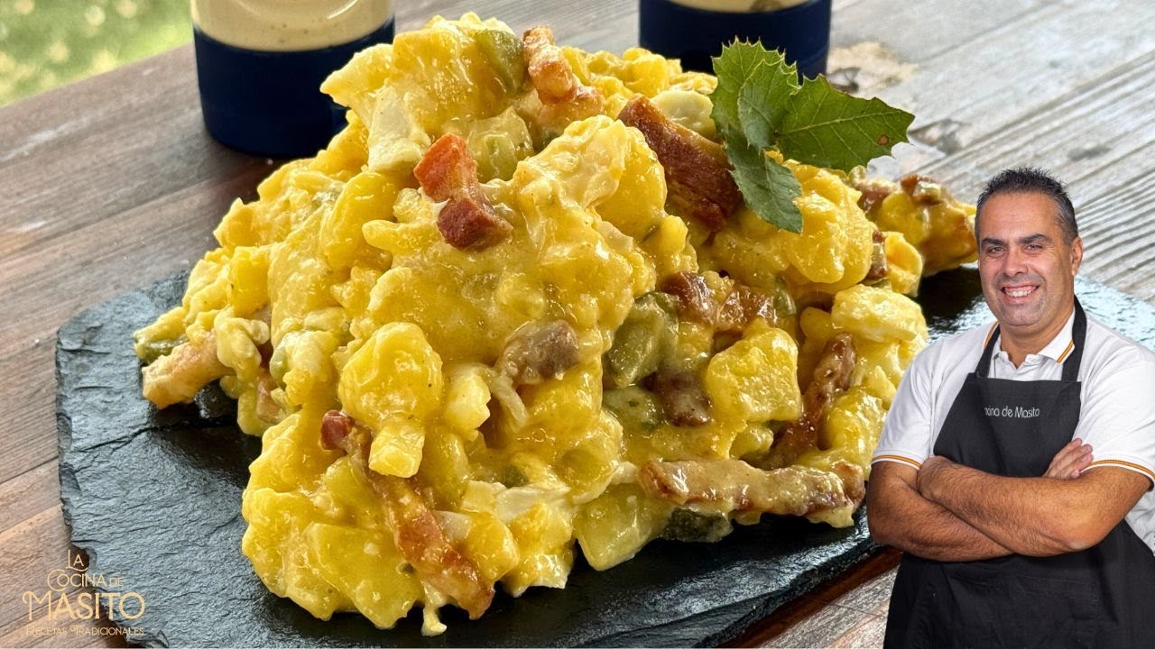 Ensaladilla de patata con bacon huevos fritos y salsa ranchera