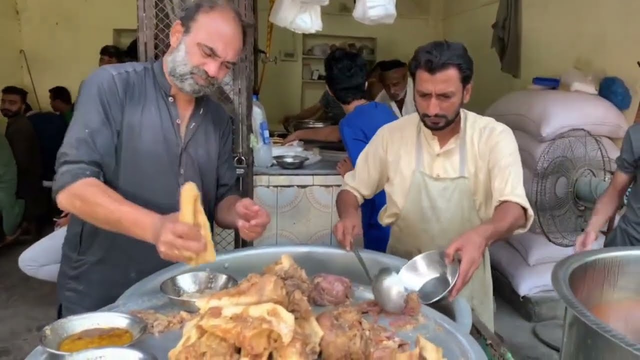 Street Food In Lahore | Butt Paye & Chanay