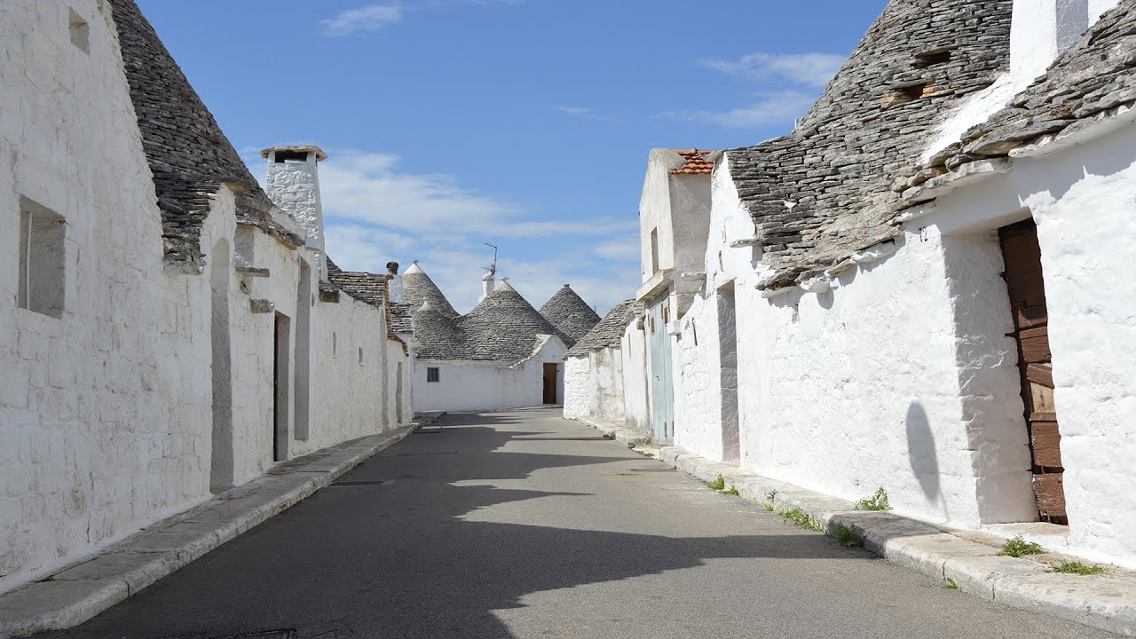 Alberobello e La Casa Rossa - Bari (Video con Commento Audio)