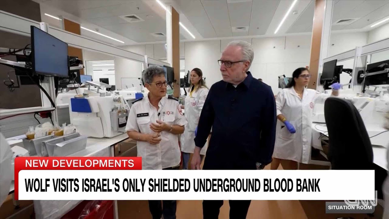 כתב CNN וולף בליצר בבנק הדם הלאומי הממוגן של מגן דוד אדום ע