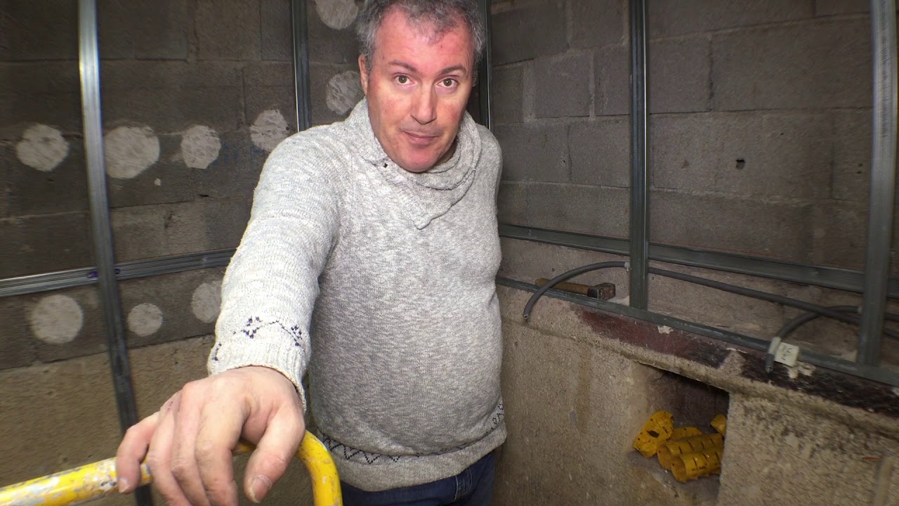 Pose des gaines électrique dans l'atelier