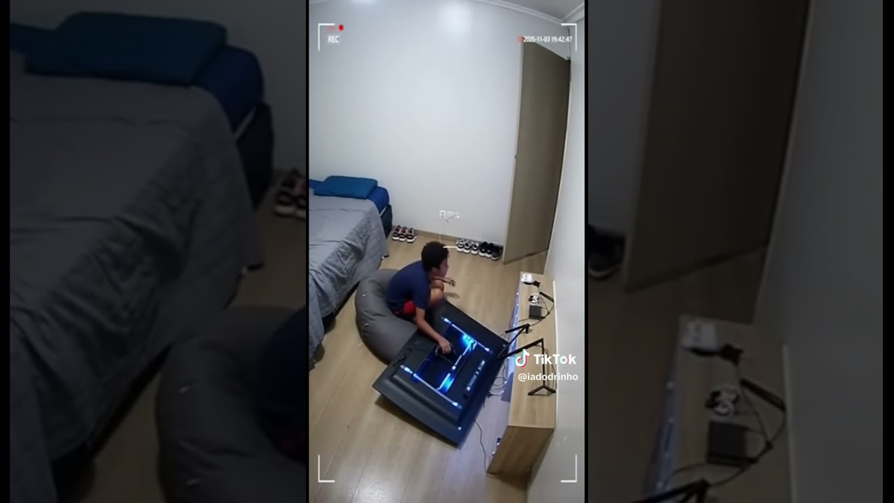 🐶 Pretinho quebrando a TV ! #viral #video #fy #fyp #pet #dog #short #hoje #youtube #pretinho #tv