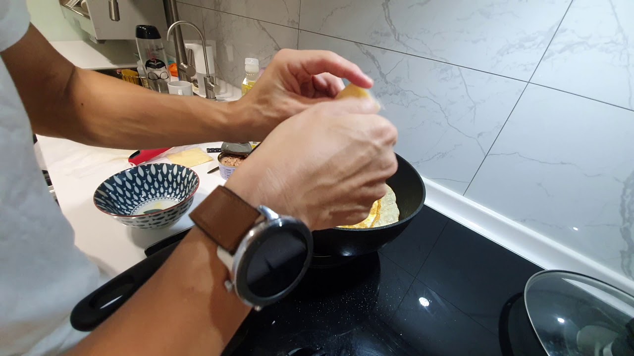 早餐日常 失敗的鮪魚蛋餅＋手忙腳亂的拿鐵瑪其朵