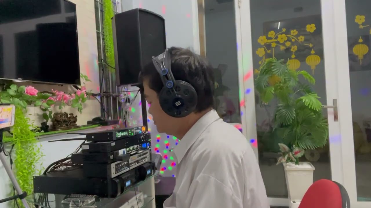 Bài hát: Xuân Này Con Không Về . Sáng tác. Nhạc sĩ . Trịnh Lâm Ngân. 