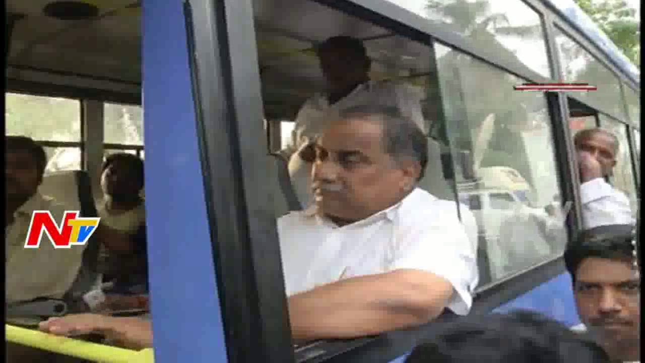 Mudragada Starts Protest In Police Van || Live Updates From Kirlampudi || NTV
